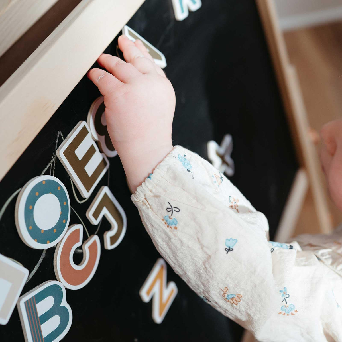 Foldable Wooden Art Easel with Chalkboard & Whiteboard E366